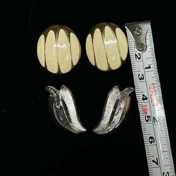 Lot of 2 Goldtone and Cream + Silvertone Clip on Monet Earrings - Picture 5 of 9